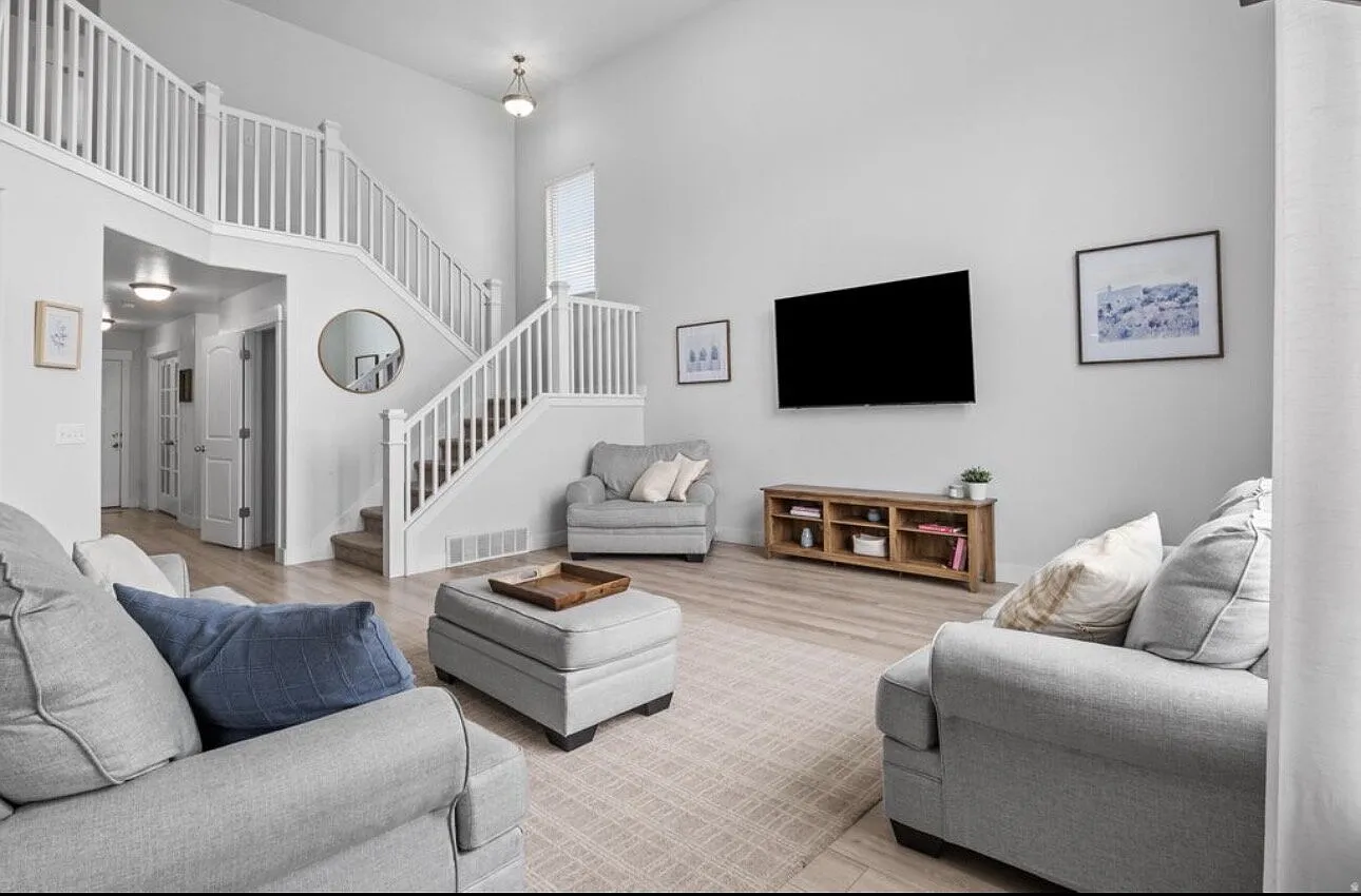 5 bed, 4.0 bath, 3771 sqft, $3,895 — Photo 2