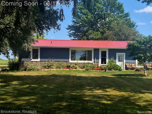 8426 Lake Pleasant Rd, Clifford, MI 48727