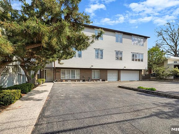 2nd image of 61 Eastern Way APT 3