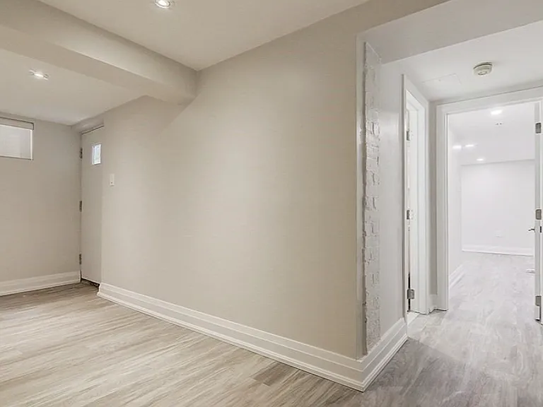 454 Markham St #LOWER — Photo 17