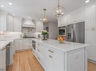 7 Lookout Point Trl, Totowa, NJ 07512