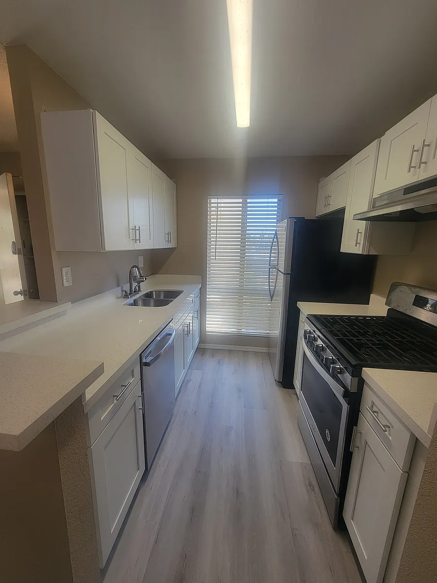 Kitchen - 3828 N 32nd St #201