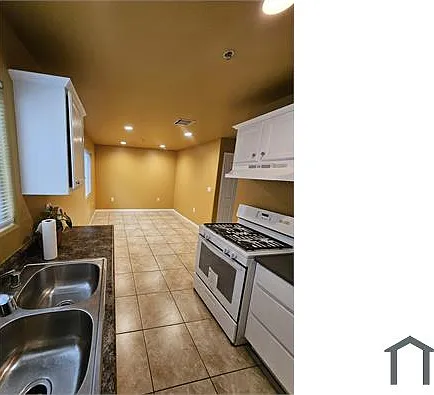 887 E 40th Pl #C — Photo 30