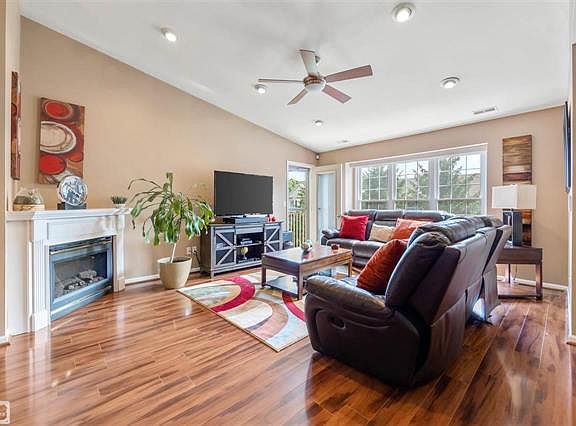 3rd image of 43932 Elm Dr