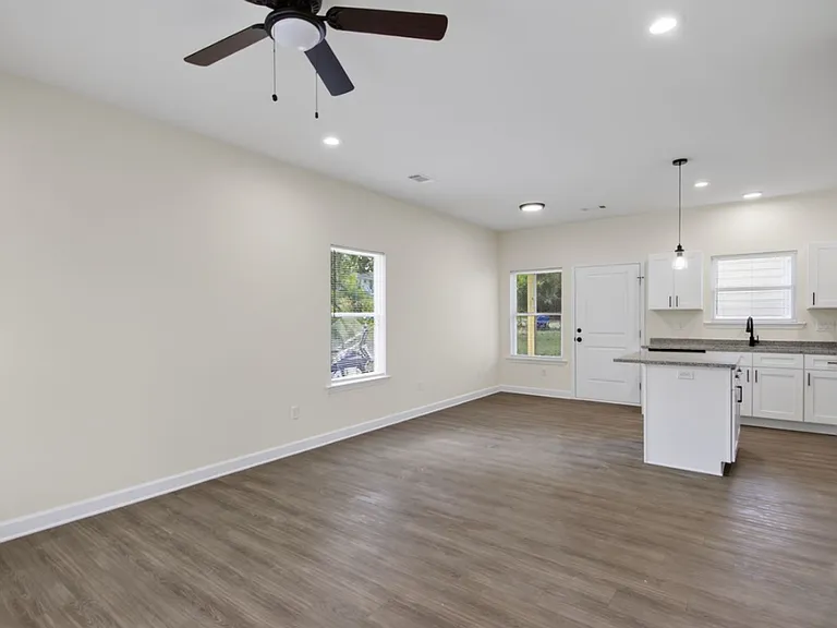 4800 Greenfield Dr — Photo 13