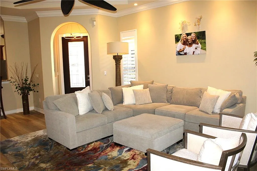 3 bed, 2.0 bath, 1834 sqft, $5,000 — Photo 3