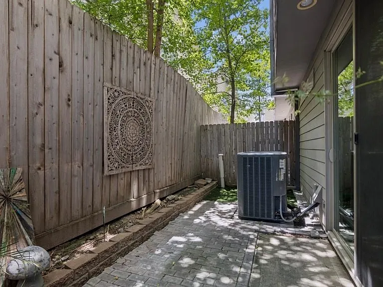 2376 Commerce St — Photo 24