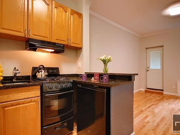 3rd image of 128 Saint Marks Pl APT B