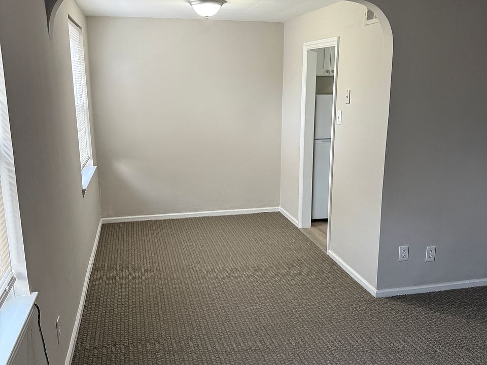 Dining area - adjacent to the kitchen