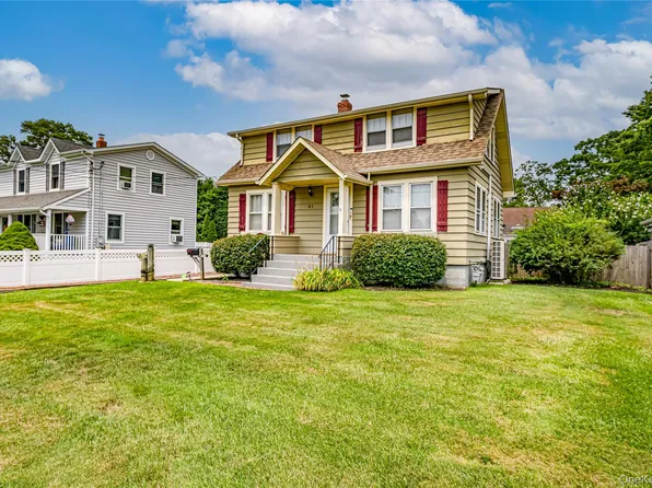21 Bay 3rd Street, Islip, NY 11751