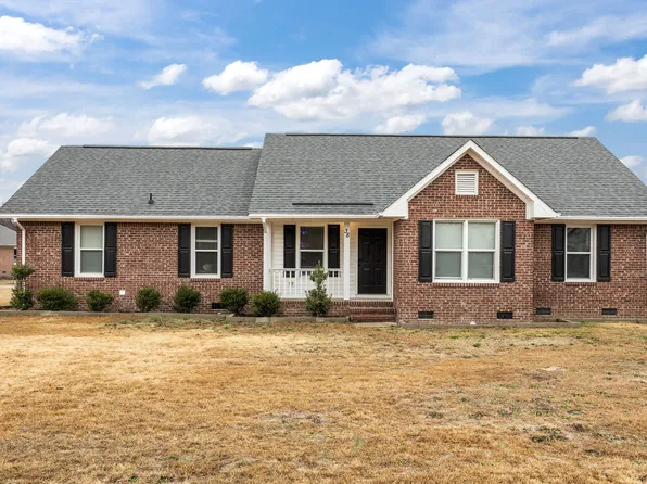38 Hallmark Dr, Spring Lake, NC 28390