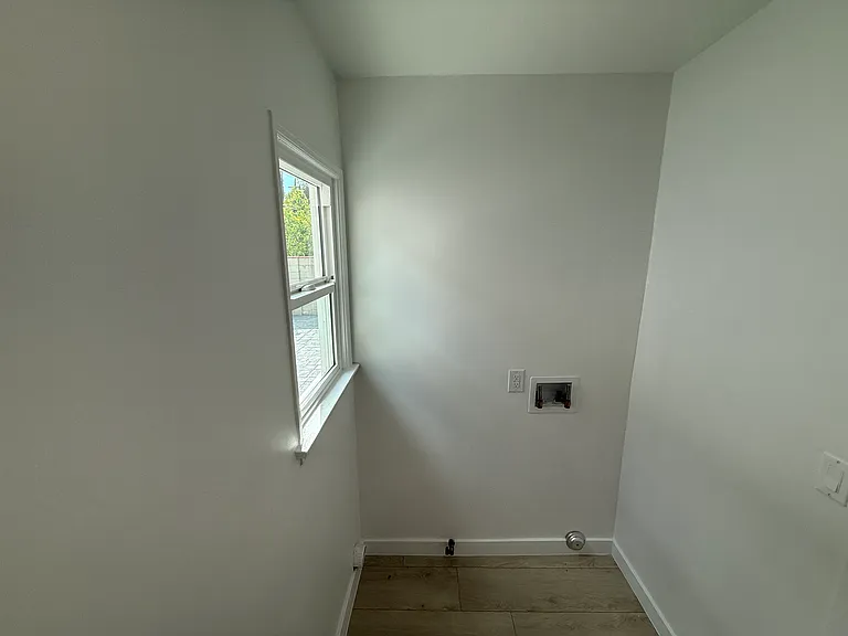 16918 Bassett St — Photo 20