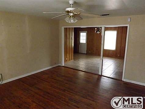 1st image of 1402 Holiday Dr