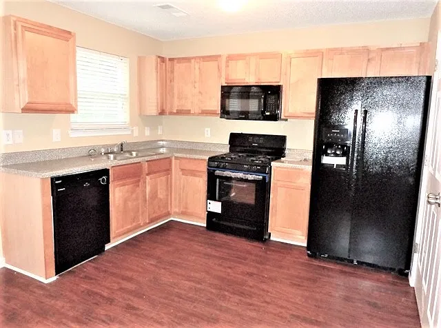 3 bed, 2.0 bath, 1614 sqft, $2,040 — Photo 3