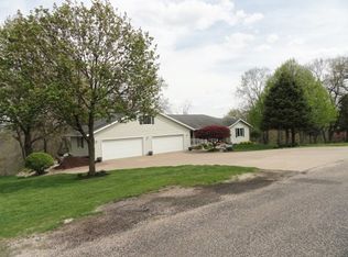28 Timberline Dr, Blue Grass, IA 52726