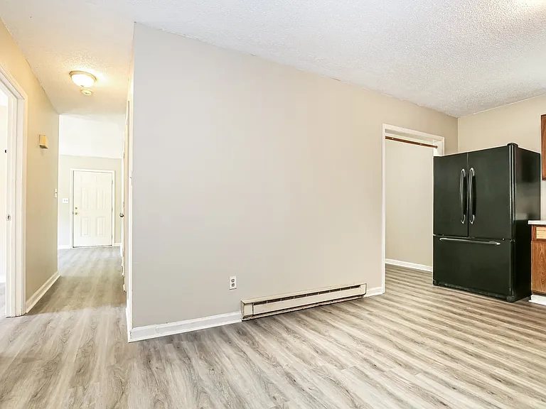 822 Cummins St — Photo 3