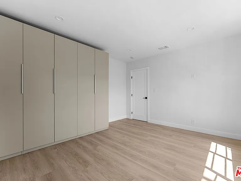 8730 Holloway Dr — Photo 18