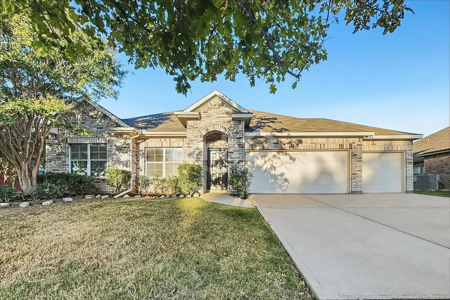 3 bed, 2.0 bath, 2118 sqft, $2,125 — Photo 1