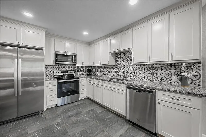 3 bed, 3.0 bath, 1400 sqft, $2,300 — Photo 3