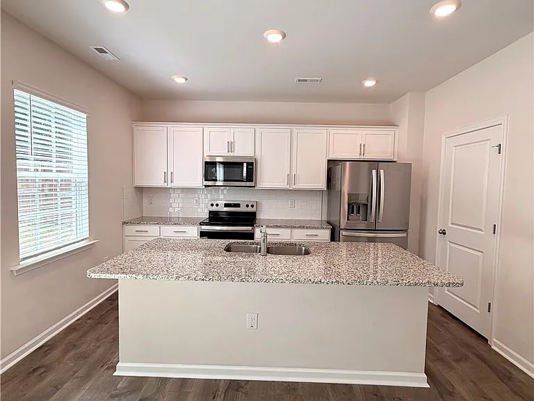 305 Robert Pl — Photo 7
