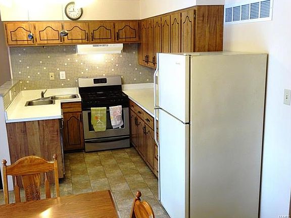 3rd image of 76 Pearl Dr