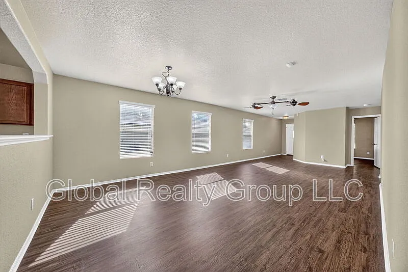 3 bed, 2.0 bath, 1495 sqft, $1,795 — Photo 4