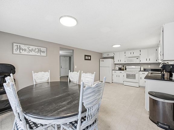 4th image of 47 Rebecca Dr