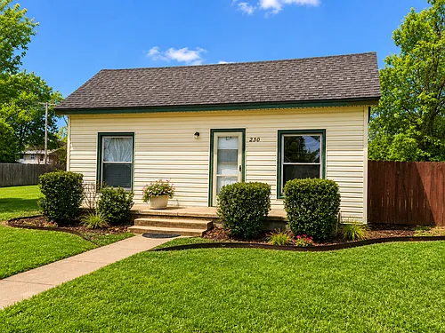 230 W Comanche St Photo 1