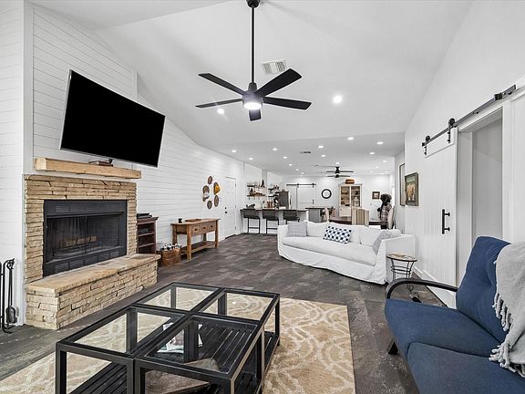 2nd image of 90 Twinstone Cir