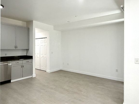 5th image of 1121 40th St APT 4105