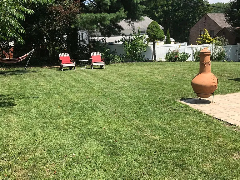 1643 Surrey Ln — Photo 7