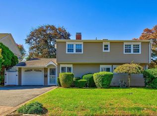 28 Fireplace Ln, Hicksville, NY 11801
