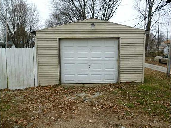 3rd image of 211 N Lincoln St