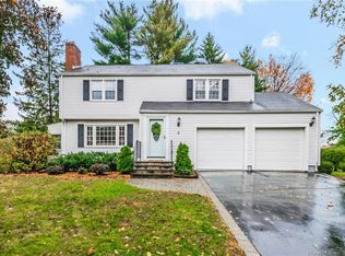 2 Wampanoag Dr, West Hartford, CT 06117