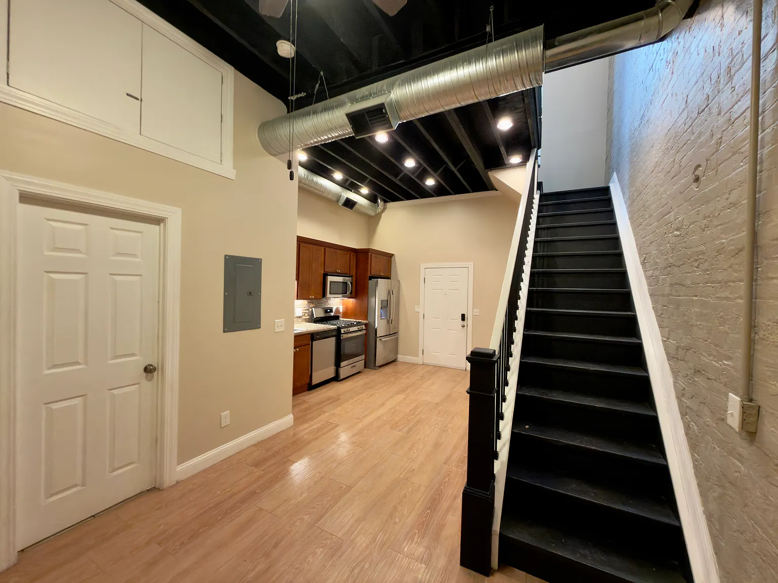 1 bed, 850 sqft, $1,350 — Photo 3