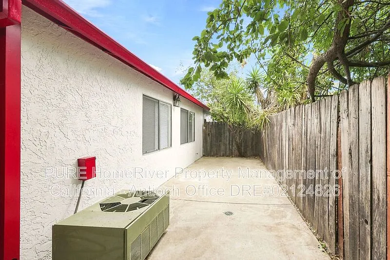 3 bed, 2.0 bath, 1154 sqft, $3,100 — Photo 3