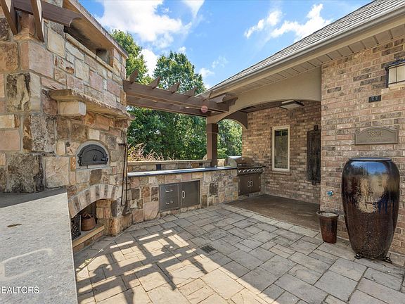 5th image of 3834 Lake Pointe Dr