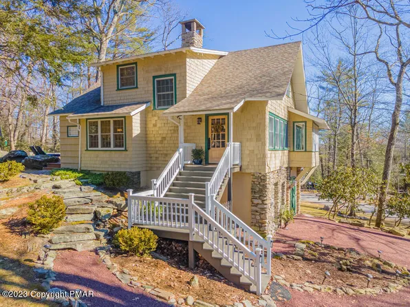 697 Lenape Ln, Buck Hill Falls, PA 18326