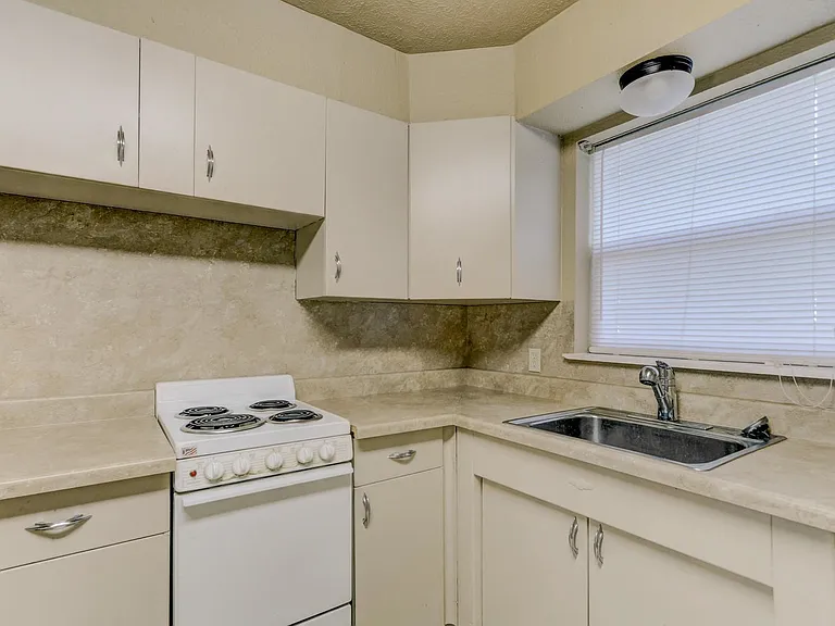 4172 NW 23rd St — Photo 15
