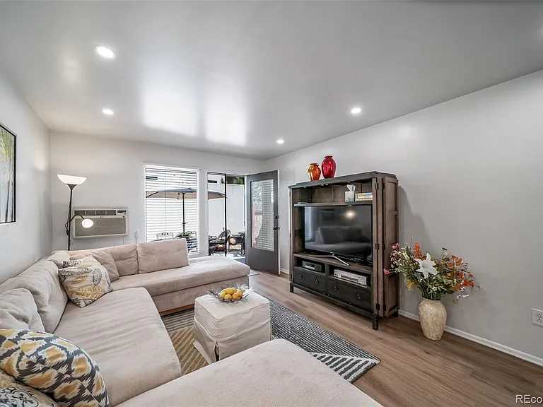 532 N Clayton St — Photo 9