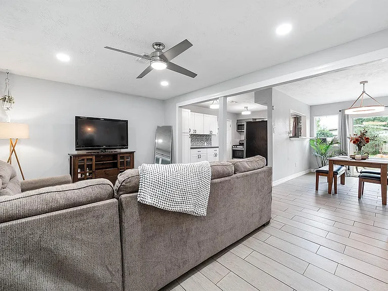 7230 Edgemoor Dr — Photo 3