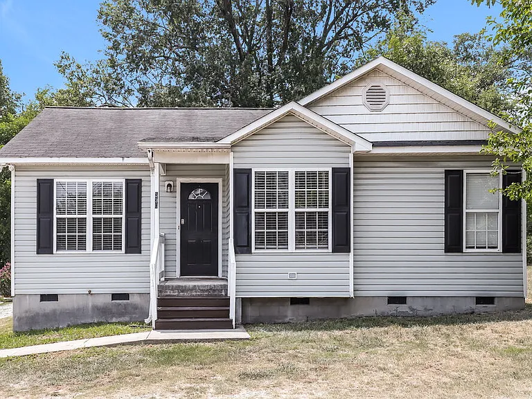 330 W Holt St — Photo 1