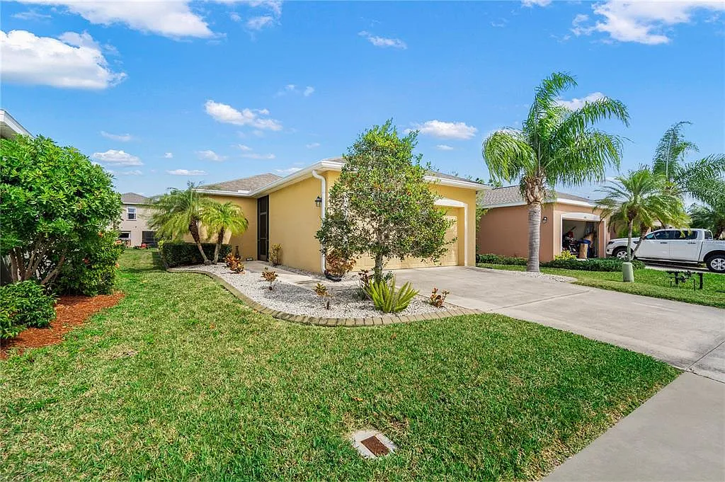 3 bed, 2.0 bath, 1423 sqft, $3,000 — Photo 3