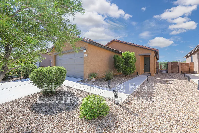 3 bed, 2.0 bath, 1465 sqft, $1,995 — Photo 1