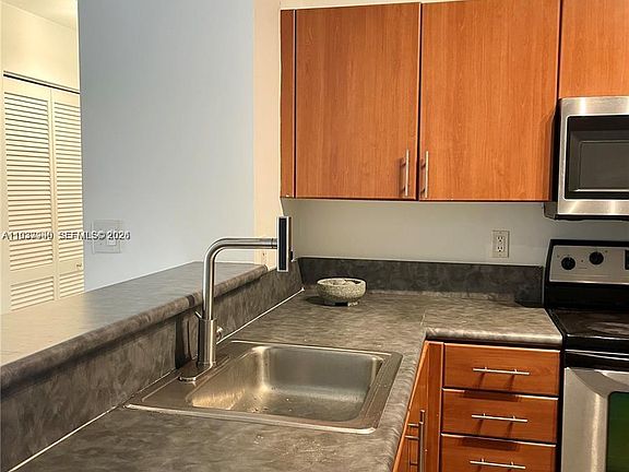 5th image of 455 NE 25th St APT 407