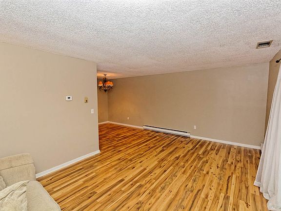 4th image of 115 Knollwood Ter