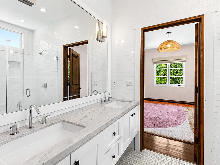 4363 Irvine Ave — Photo 11