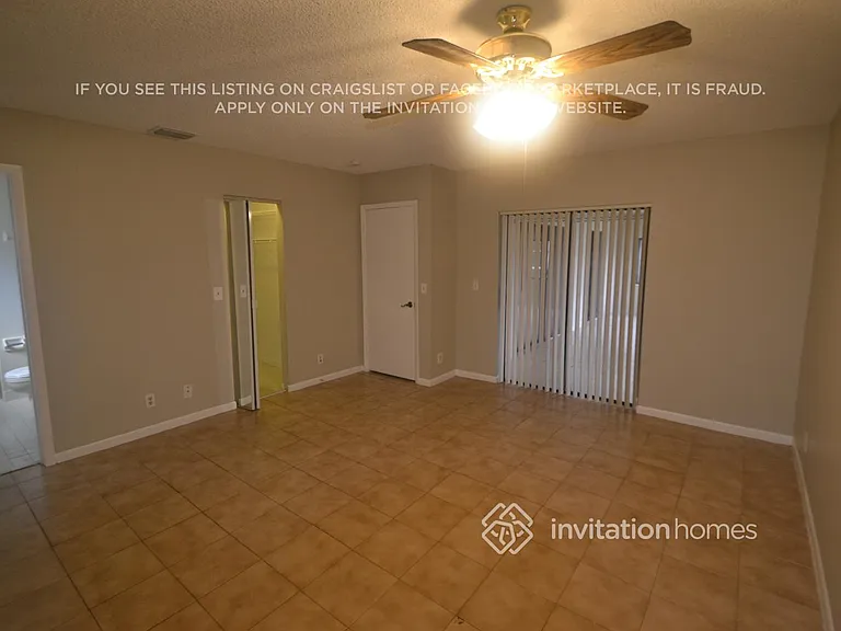 4933 NW 96th Ter — Photo 4