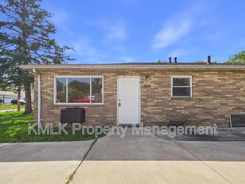 2 bed, 1.0 bath, 663 sqft, $895 — Photo 2
