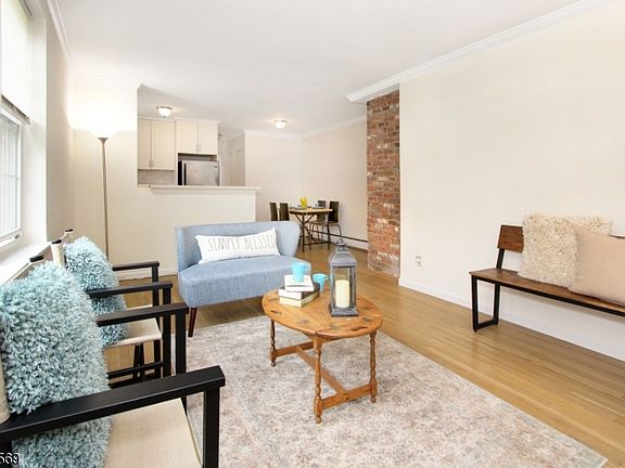 2nd image of 370B Claremont Ave APT 3